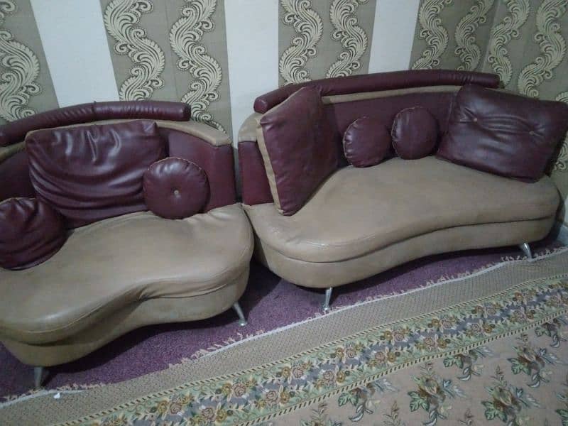 2 sofa in good conditio 3rd wala rhora khrab he 0