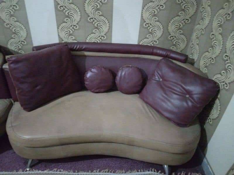 2 sofa in good conditio 3rd wala rhora khrab he 1