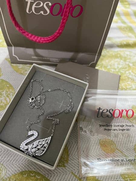 Tesoro swan pendant 1