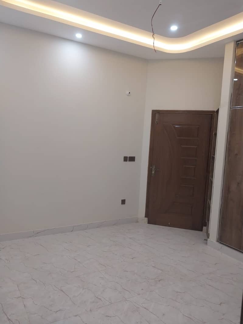 10 Marla house Available for rent in overseas b block Bahria town 4