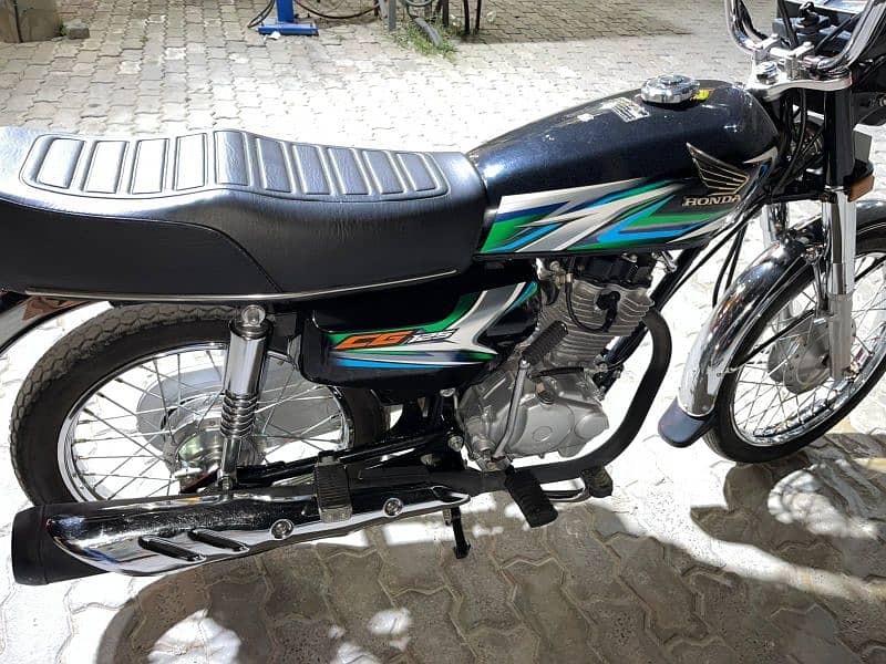 Honda 125 black colour 2