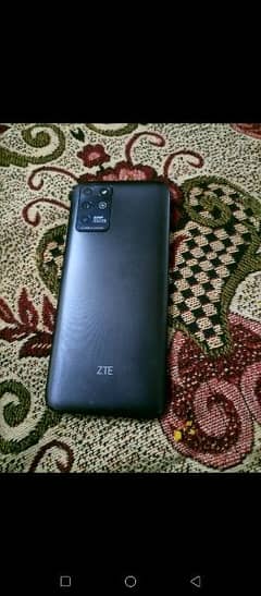 ZTE v30(4+128)