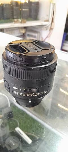 nikon 85mm 1.8 lens