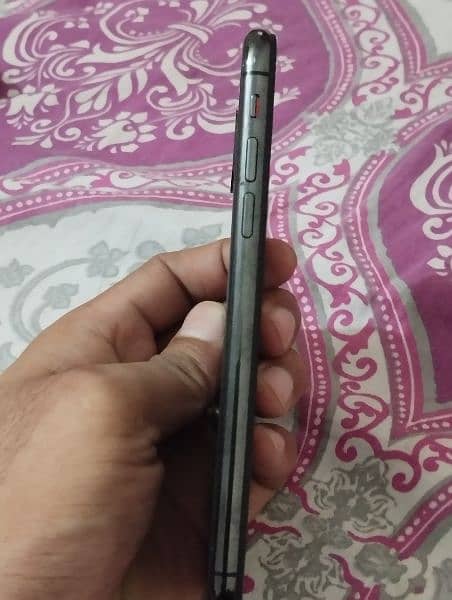 iPhone XS (Good Condition) 3