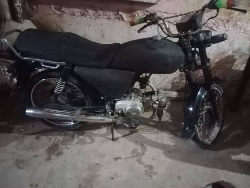 Crown bike 2012 model Sukkur number geninun parts. All bike ok 5