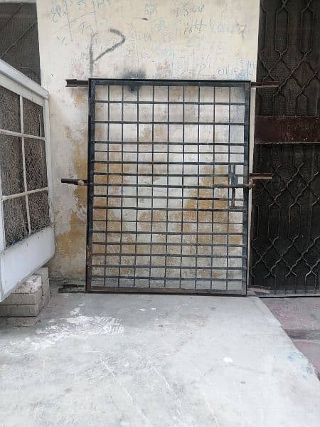 DOG HOUSE GATE CAN BE USED FOR MULTIPLE ANIMAL 2