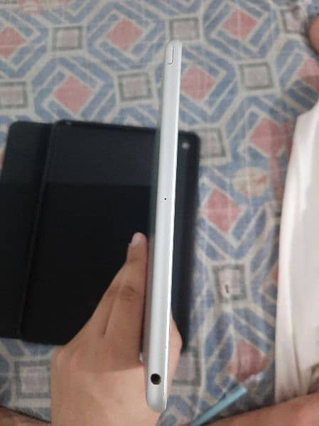 APPLE IPAD 7TH GENERATION 32 GB 6