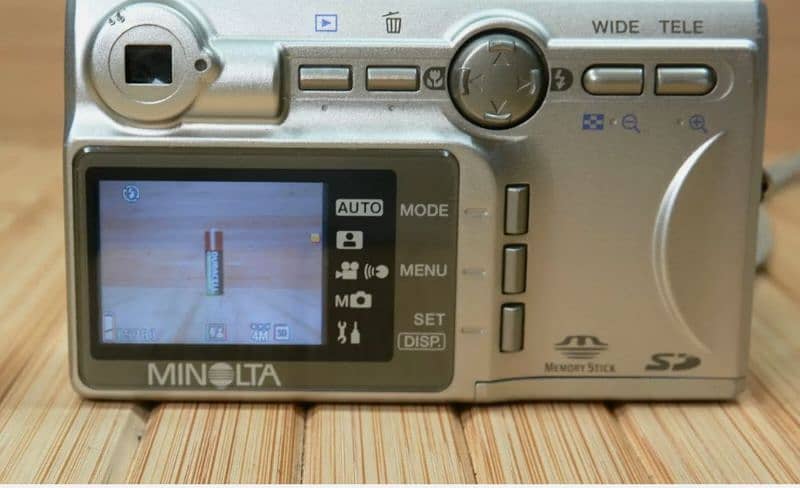 Minolta Dimage G400 4.0 MP Digital Camera with 3x Optical Zoom 2