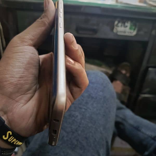 LG v60 Thingq 5g 10 by 10 condition 4