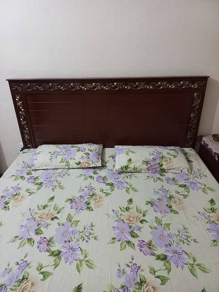 king size wooden bed available for sale in Bani gala Islamabad. 0