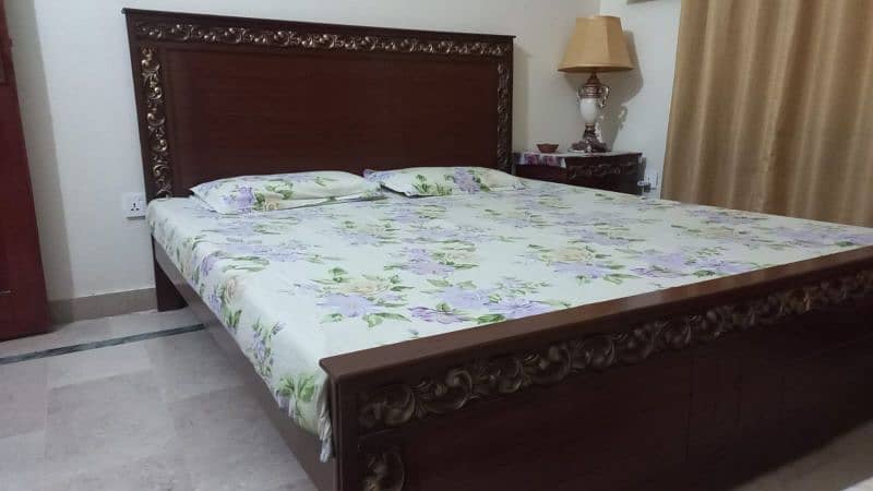 king size wooden bed available for sale in Bani gala Islamabad. 9