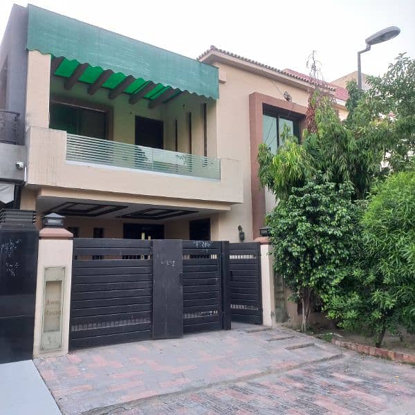 8 marla House For Rent in Bahria Town Lahore 0