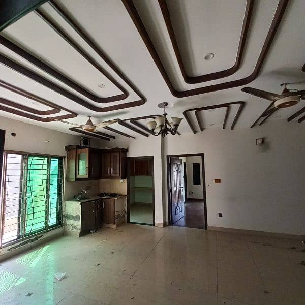 8 marla House For Rent in Bahria Town Lahore 8