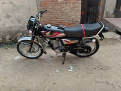 c colour black Honda 125 is