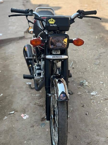 c colour black Honda 125 is 2