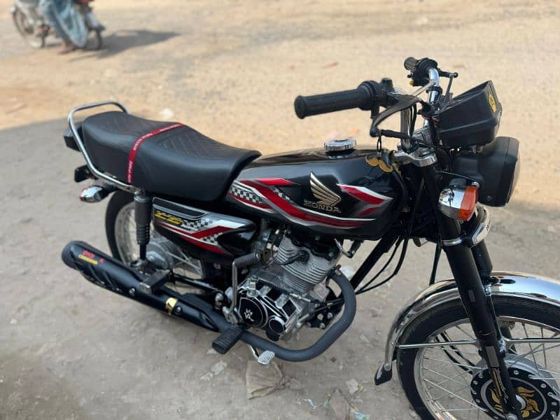 c colour black Honda 125 is 3