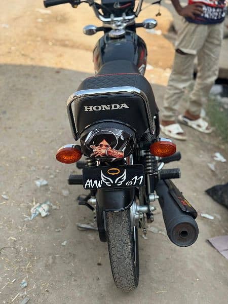 c colour black Honda 125 is 4