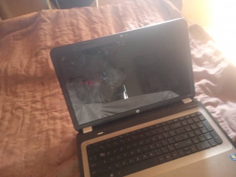 G7 laptop hp 4gb/320 1