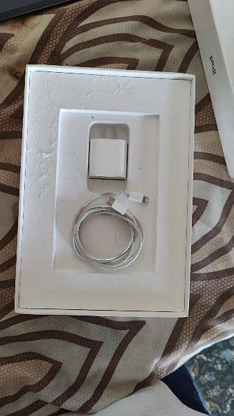 Ipad 9th generation with complete box 3