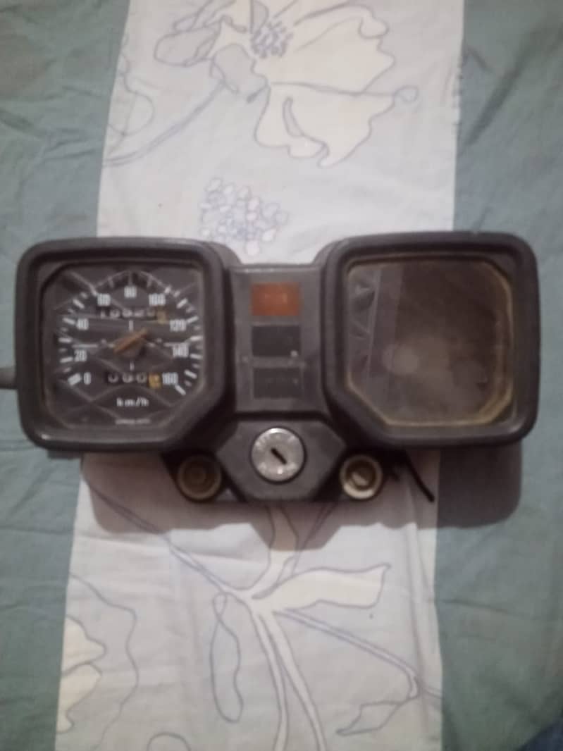 Yamaha RX 115 piston & RD 135 speed meter. 7