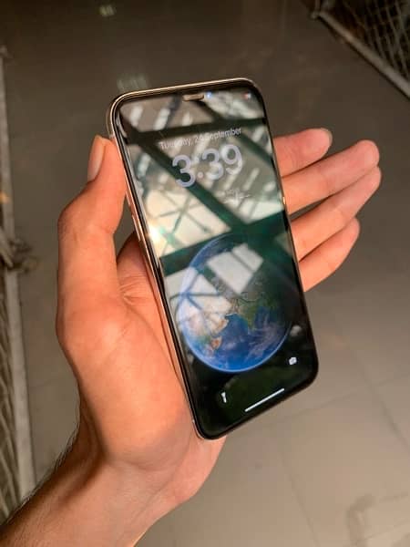 iPhone X 64GB Non PTA Factory Unlocked 11