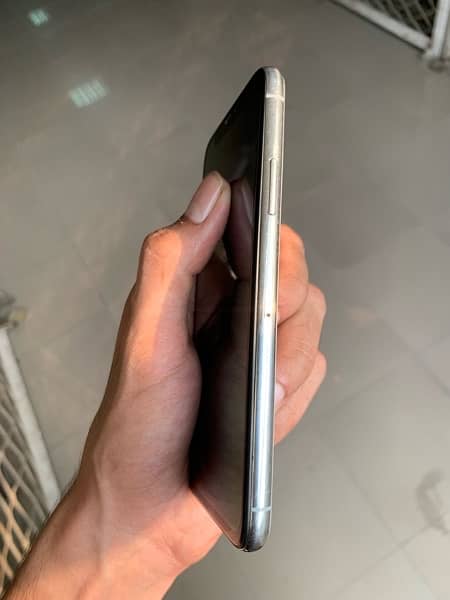 iPhone X 64GB Non PTA Factory Unlocked 17