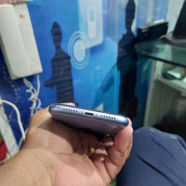 iPhone 11 Non PTA 128gb 6