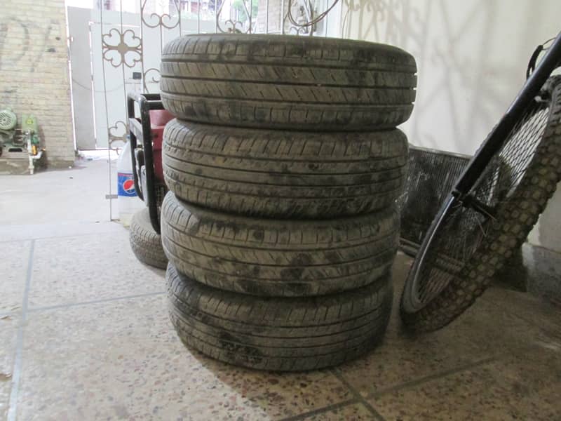 4 Tires siz 165/65/14 Tubeless. . O333,7O77. O95 3