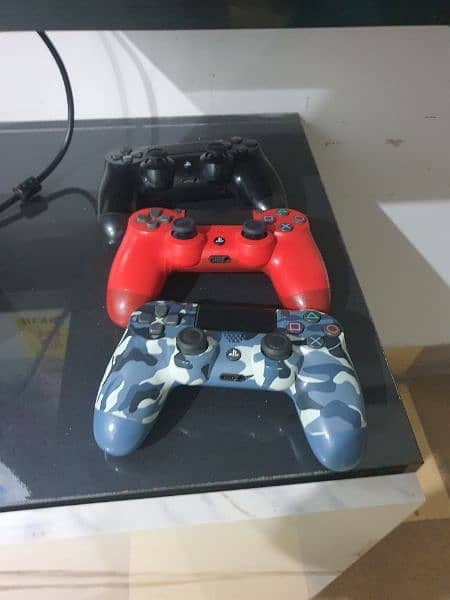 ps4pro 1tb with 3controllers 3