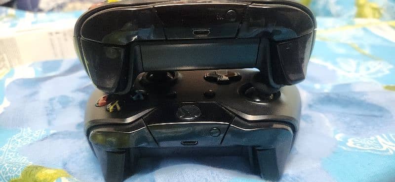 Selling a xbox one controller with dongle 2