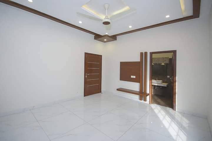 12 MARLA COMERCIAL Hall 2ND FLOOR FOR RENT IN JOHAR TOWN PHASE II LAHORE 4