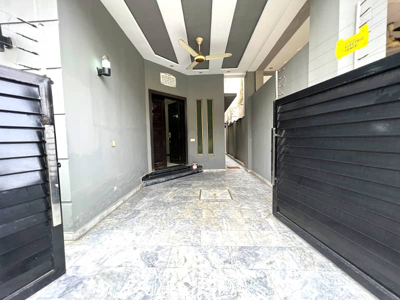 "Charming 3-Bedroom House for Rent in DHA Phase 6 Block D Modern Living Awaits!" 1