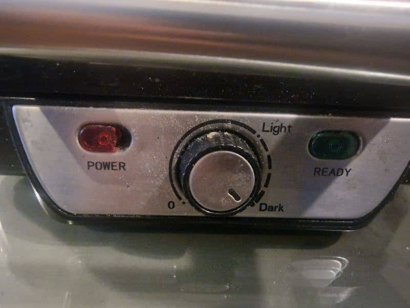 Waffle Maker Geepas in good working condition 2