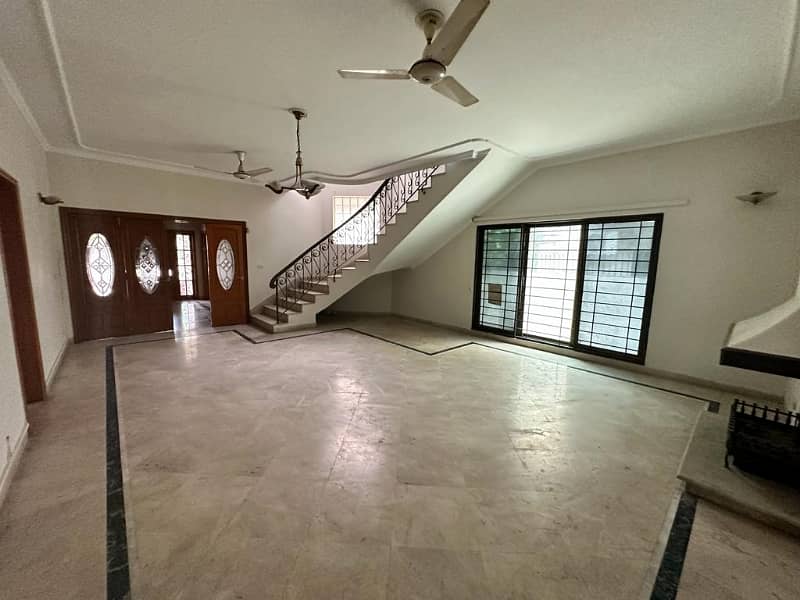 Commercial House One Kanal For Rent 12