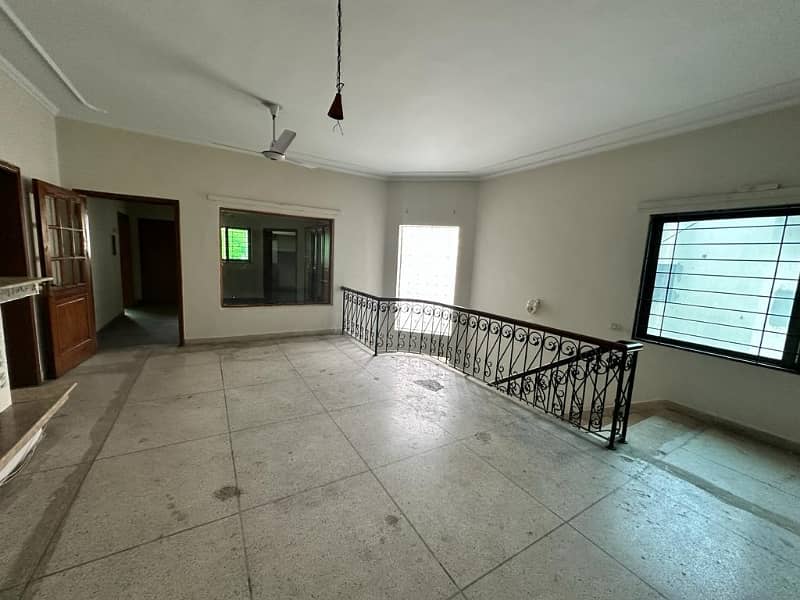 Commercial House One Kanal For Rent 16