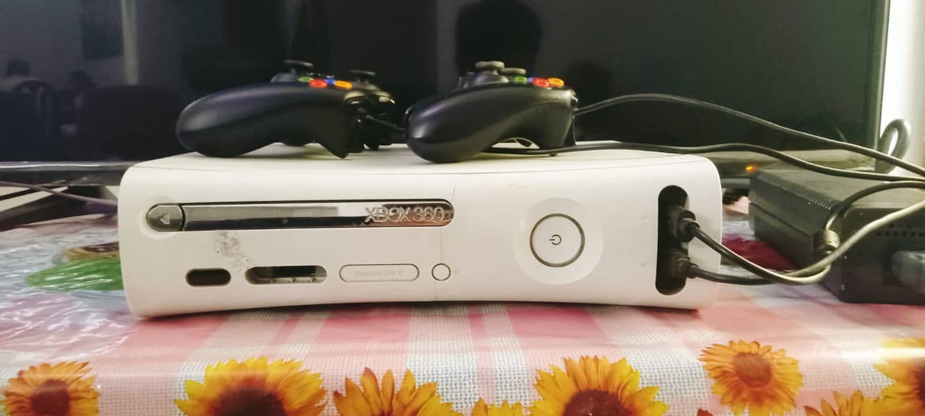 Xbox 360 Jtag 250 GB Plus 2 Controllers 1