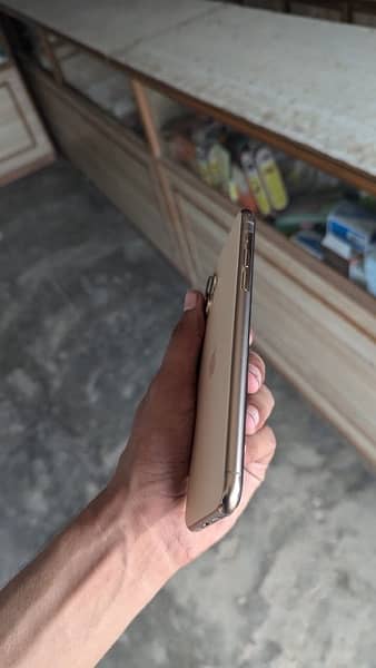 iphone 11 pro max 256gb non pta but sim bht deer ki chal rai 6