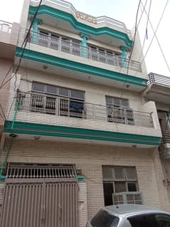 5 marla house for sale in johar town block E1 
Triple story (owner needy)
Lgs school 
Hot location 
Main apporced 
Near to park 0