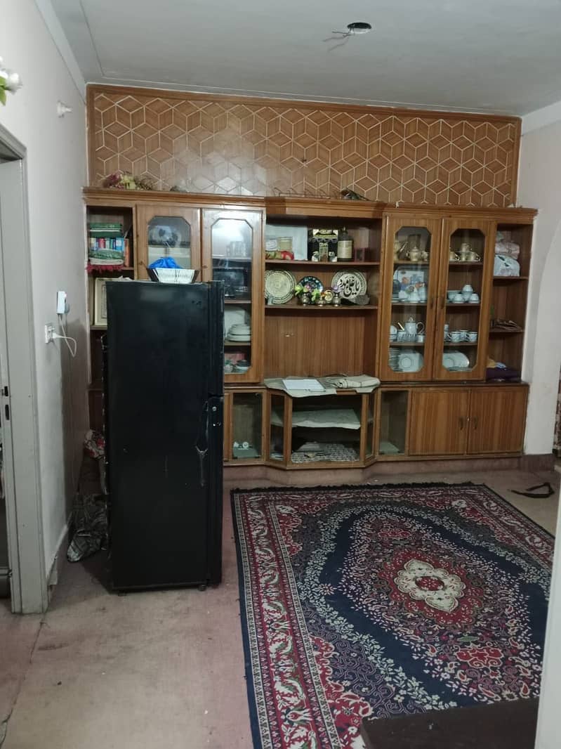 5 marla house for sale in johar town block E1 
Triple story (owner needy)
Lgs school 
Hot location 
Main apporced 
Near to park 2