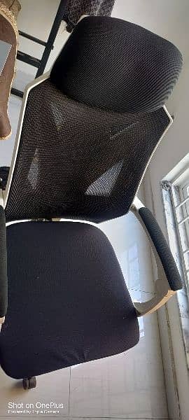 Computer gaming chair only 2 months used rarely 10/10 steel base 1