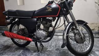 Honda 125 red color