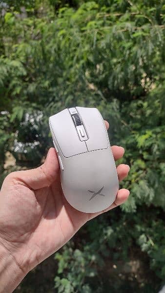 Delux m600 ultra lightweight wireless mouse 1