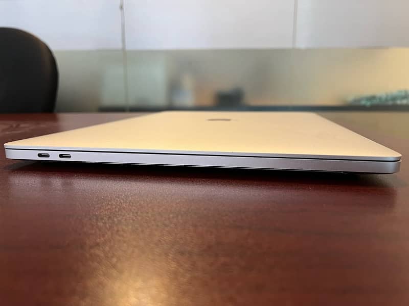 MacBook Pro 2019 Core i9-9th gen 16" 32GB RAM 7