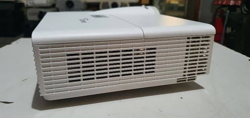 Optoma GT760 Projector  1080P Home Video Projector condition 10 by 10 2