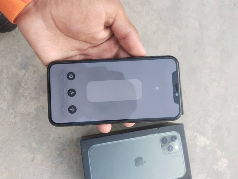 i phone 11 pro  non pta   10 /10  64 gb battery 83 % with box 3