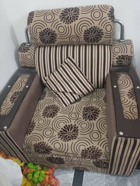 5 seater sofa for sale. condition good. 4