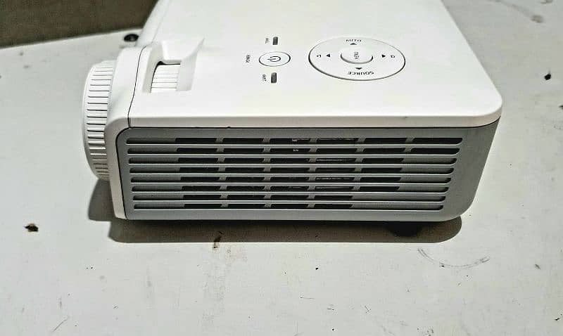 Vivitak D535
XGA Portable Projector 5 peace same model available Good 3