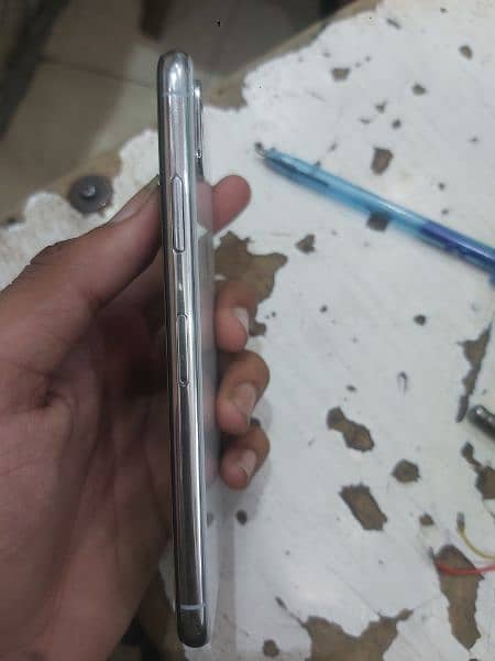 I phone xs panel ma lain ha baki all OK  2 months  sim time 1