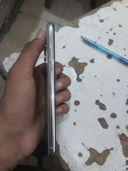 I phone xs panel ma lain ha baki all OK  2 months  sim time 2