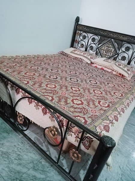 iron bed with dressing ,for urgent sale,good condition 1